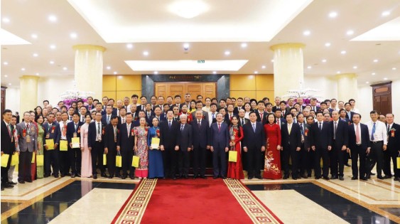 Đoàn 95 Nông dân Việt Nam xuất sắc, Nhà khoa học của nhà nông năm 2025 chụp ảnh lưu niệm với Tổng Bí thư Tô Lâm, các đồng chí lãnh đạo Đảng, Chính phủ; lãnh đạo Trung ương Hội Nông dân Việt Nam. Ảnh: Phạm Hưng