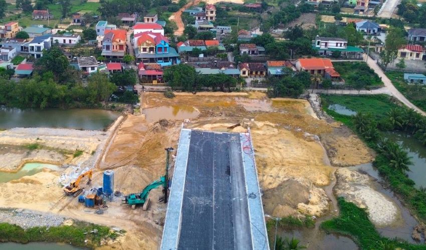 Dự án cầu Nhật Lệ 3 đang bị “nghẽn” vì vướng 13 hộ dân chưa thống nhất phương án bồi thường, hỗ trợ và bố trí tái định cư. Ảnh: Thanh Trung