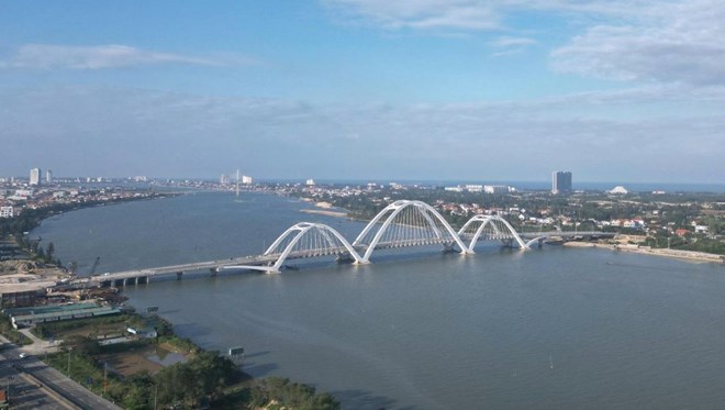 Cầu Nhật Lệ 3 sắp xong nhưng đường dẫn vẫn tắc