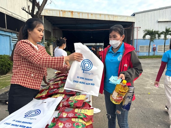 Những phần quà là nhu yếu phẩm được Công ty PI Vina Danang chuẩn bị chu đáo cho người lao động. Ảnh: PI Vina Danang
