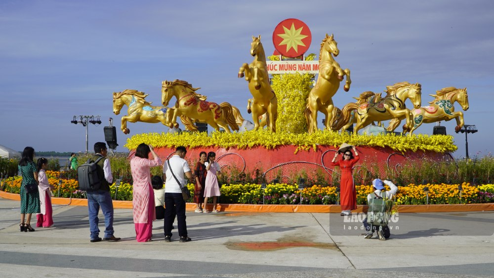 Nhiều người đến chụp ảnh nơi trưng bày linh vật ngựa và các tiểu cảnh Tết. Ảnh: Nguyên Anh