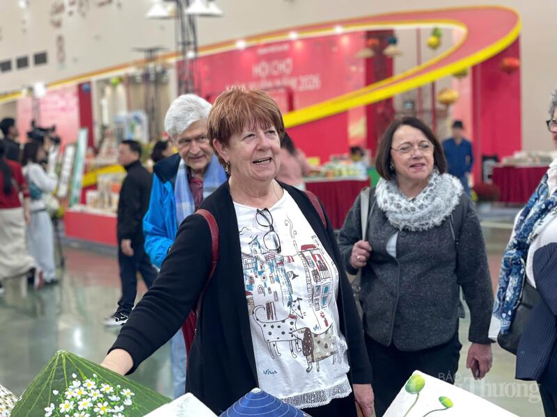 Không chỉ hút khách nội địa, Hội chợ Mùa Xuân còn là điểm đến của nhiều khách quốc tế. Ảnh: Ngọc Hoa