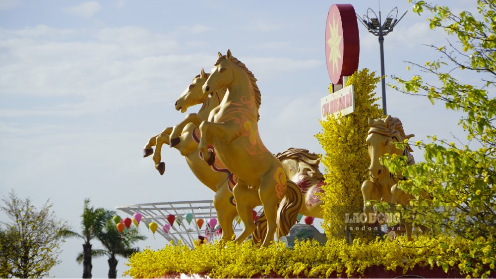 Khí chất mạnh mẽ của linh vật ngựa. Ảnh: Nguyên Anh