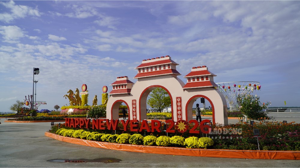 Xung quanh còn có nhiều tiểu cảnh trang trí phục vụ người dân đến tham quan, chụp ảnh. Ảnh: Nguyên Anh