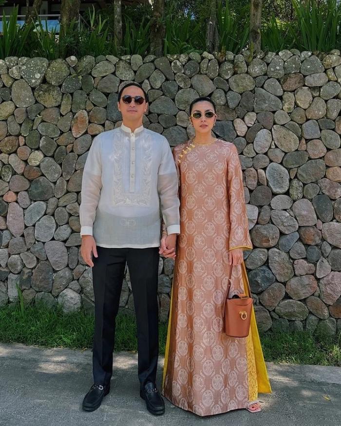 Mẹ 3 con ghi điểm khi mặc áo dài. Ảnh: NVCC