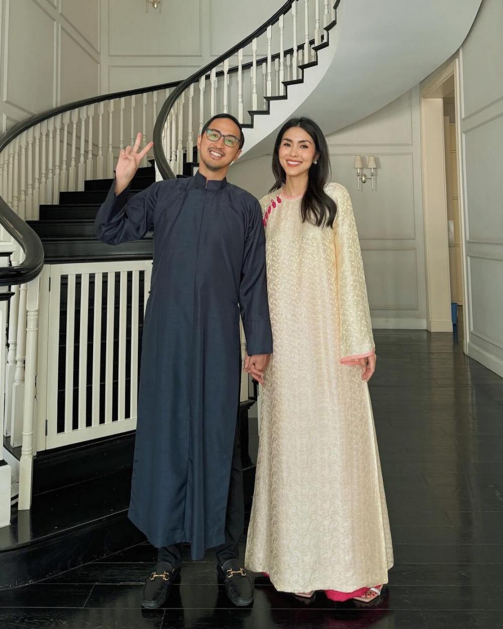 Tăng Thanh Hà và chồng mặc áo dài mỗi dịp Tết. Ảnh: NVCC