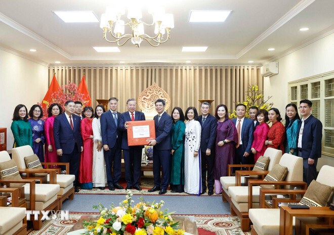 Tổng Bí thư Tô Lâm tặng quà cho cán bộ, nhân viên Khu Di tích Hoàng Thành Thăng Long - Hà Nội. Ảnh: TTXVN