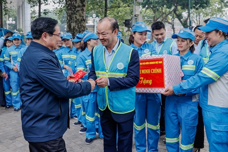 Thủ tướng thăm và động viên công nhân môi trường đô thị đang thực hiện nhiệm vụ tại vườn hoa Lê Trực - Ảnh: VGP/Nhật Bắc