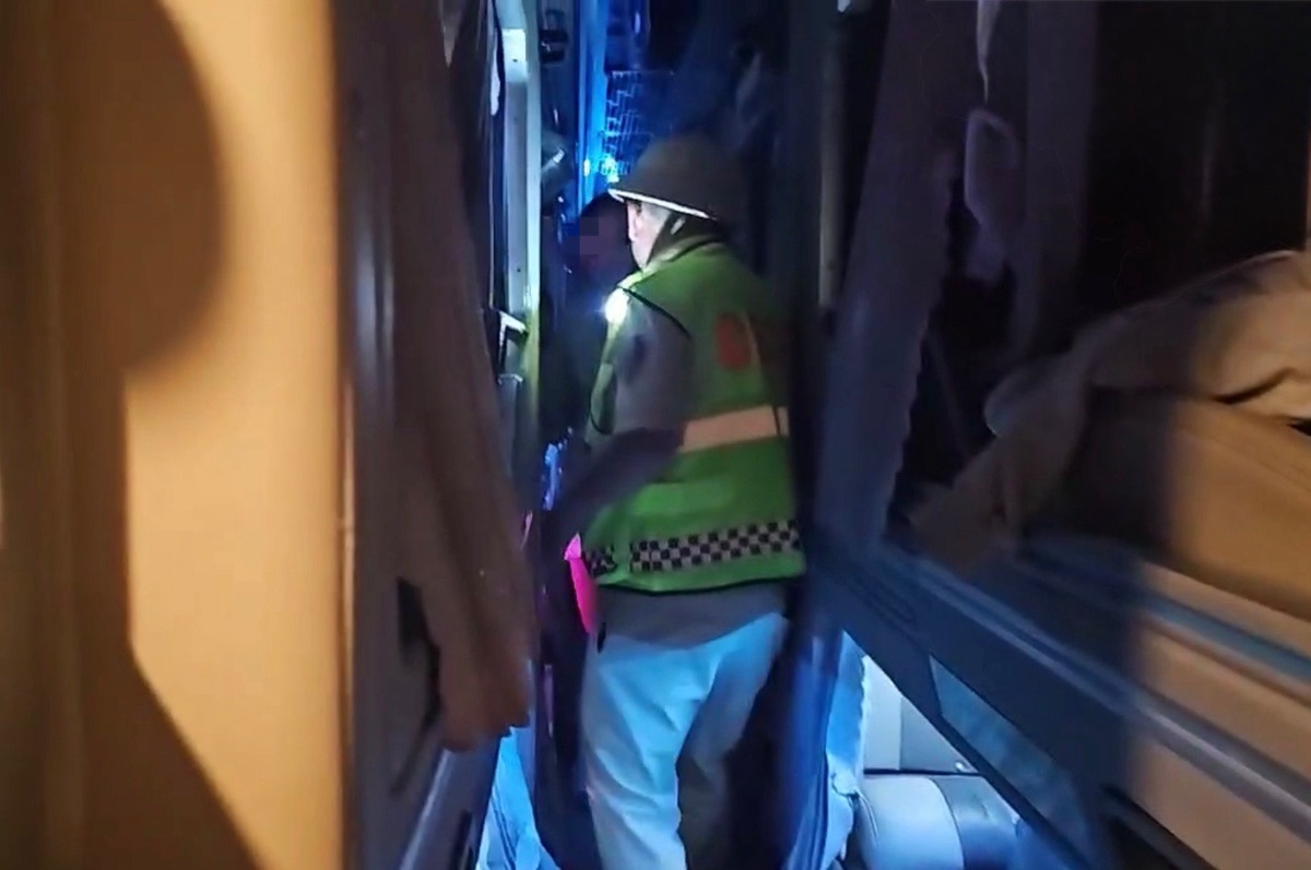 Cảnh sát Giao thông trực tiếp lên xe kiểm tra số lượng hành khách. Ảnh: Phạm Duy