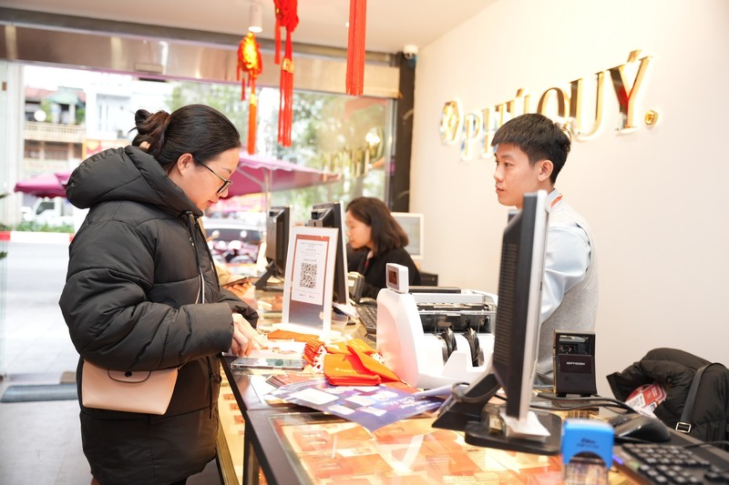 Các nhân viên bán hàng của Phú Quý được bố trí linh hoạt theo từng khung giờ cao điểm.