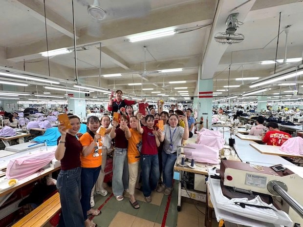 Người lao động Dệt may Việt Nam trở lại làm việc với nhiều niềm vui