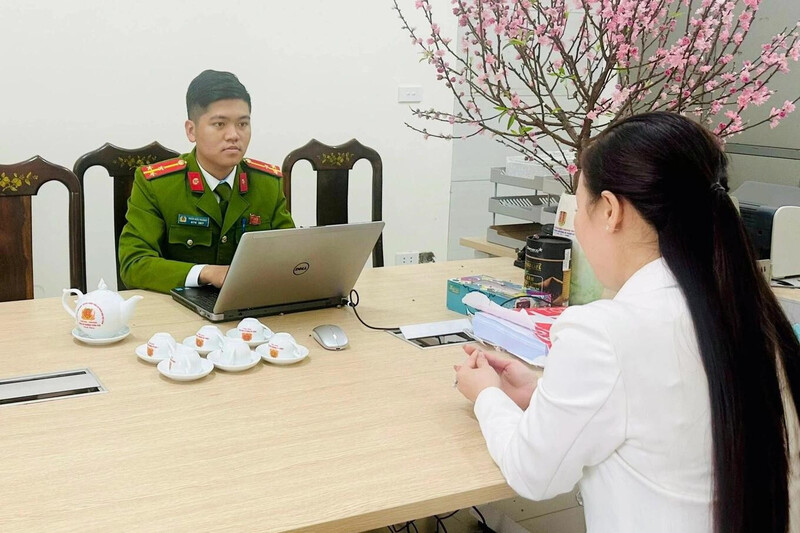 Chị Đ.T.H. (vợ anh L.) làm việc với cơ quan công an. Ảnh: Công an Hà Tĩnh