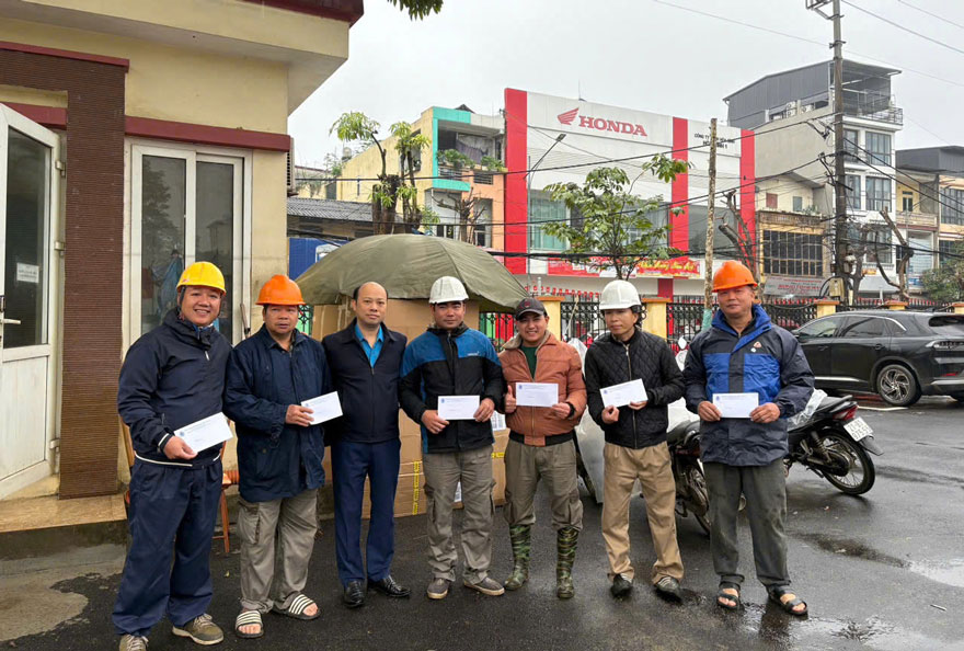 Công đoàn phường Yên Bái trao quà cho đoàn viên, người lao động thuộc Công ty CP Môi trường và Công trình đô thị đảm bảo vận hành an toàn hệ thống điện chiếu sáng xuyên Tết