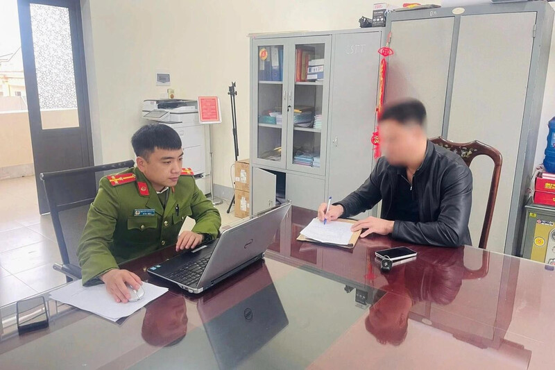 Công an làm việc với anh N.V.L - người đậu xe chắn ngang lối xóm. Ảnh: Công an Hà Tĩnh