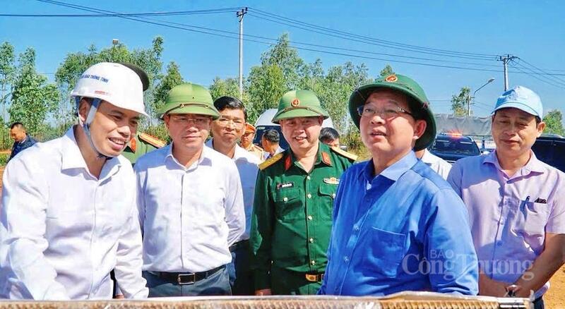 Phó Thủ tướng Chính phủ Hồ Quốc Dũng (thứ hai từ phải qua) trực tiếp kiểm tra tiến độ thi công cao tốc Quy Nhơn - Pleiku tại điểm đầu tuyến thuộc phường An Nhơn.
