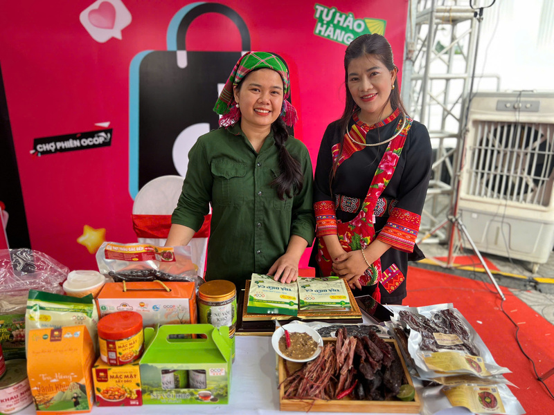 Thương mại điện tử là cơ hội để doanh nghiệp tận dụng, đưa sản vật địa phương đến với nhiều người tiêu dùng hơn. Ảnh: Ngọc Hoa