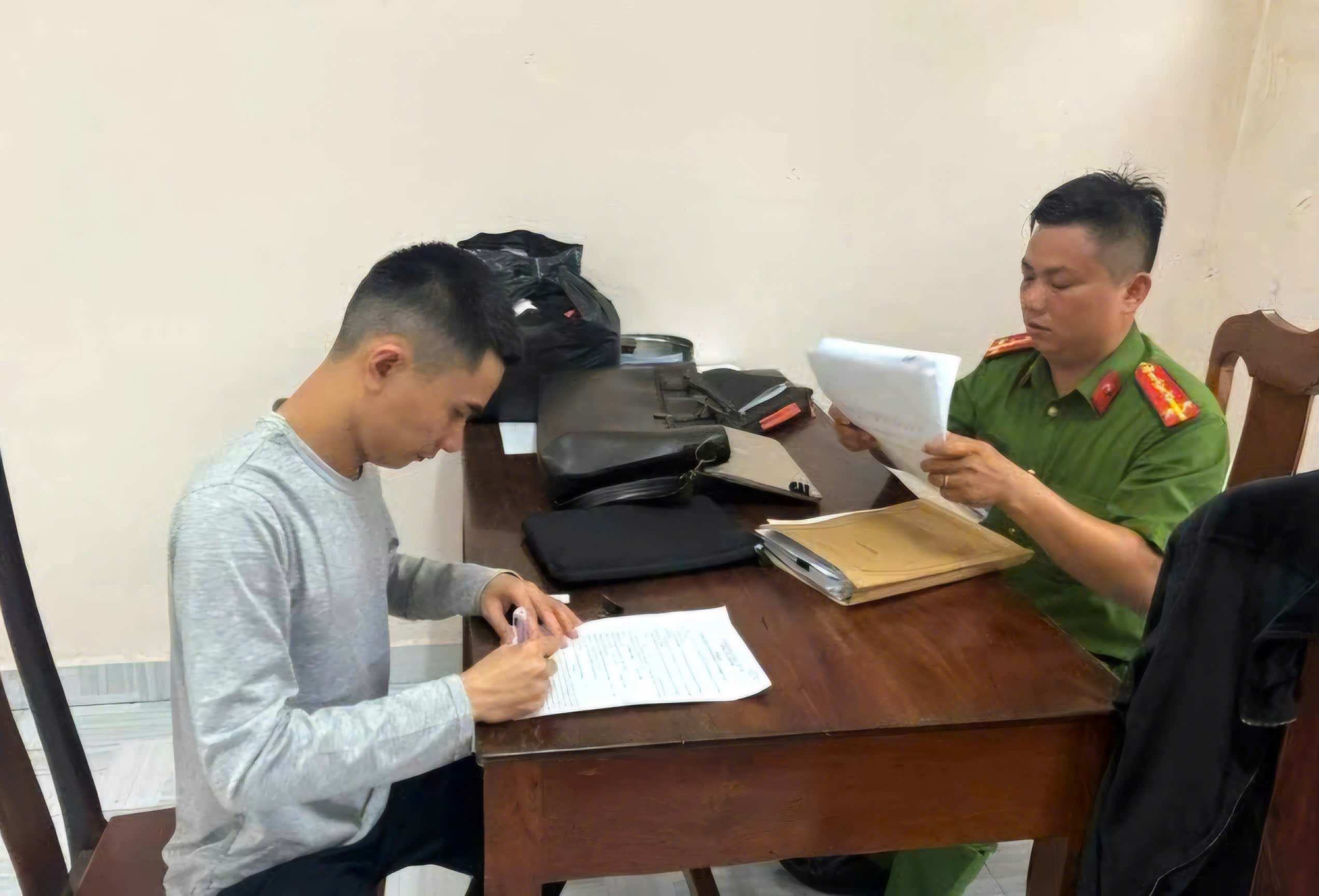 Đối tượng Trần Đăng Vương đến cơ quan công an đầu thú. Ảnh: Công an cung cấp