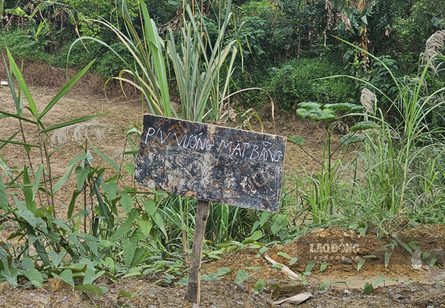 Nhiều vị trí thuộc Dự án đường kết nối Quang Kim - Cốc San vướng mặt bằng nên không thể thi công. Ảnh: Bảo Nguyên