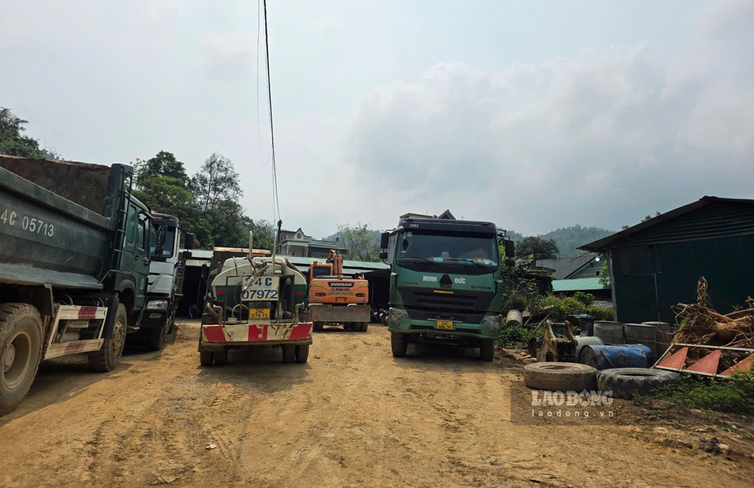 Máy móc tập kết chờ mặt bằng để thi công. Ảnh: Bảo Nguyên