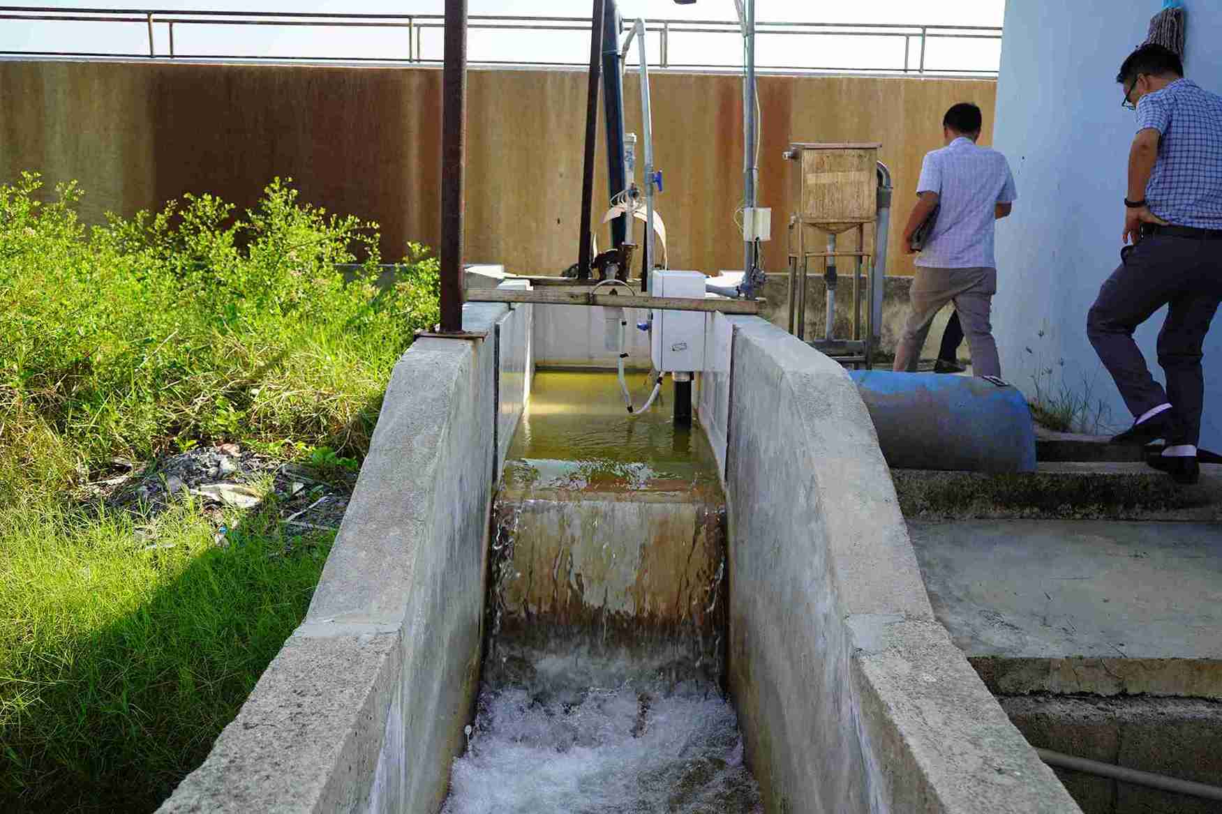 Phòng Kinh tế xã Cam Lâm đã thuê các đơn vị để tiến hành quan trắc độc lập các chỉ số về nước thải, bụi ở Nhà máy đường Cam Ranh. Ảnh: Hữu Long