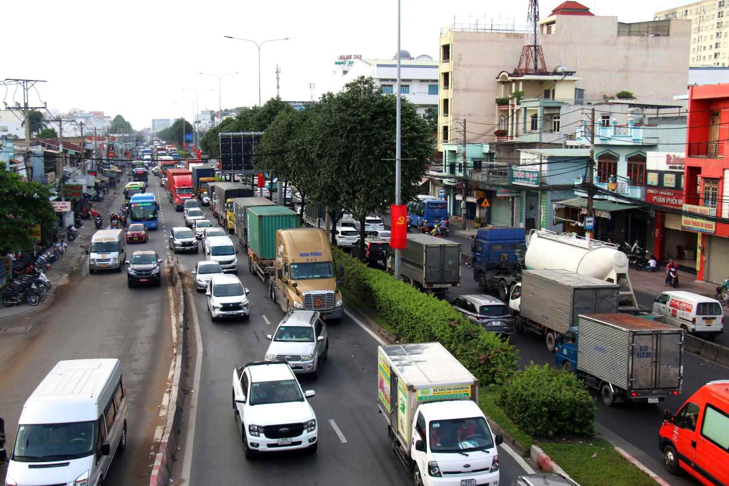 Quốc lộ 22 thường xuyên ùn tắc. Ảnh: Minh Quân