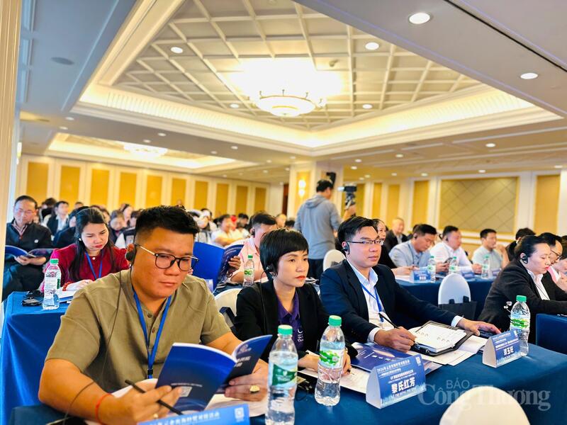 Ông Đặng Ngọc Vượng (ngoài cùng bên phải), Phó Giám đốc Công ty Chế biến điều và nông sản Vegetexco Các doanh nghiệp phía Việt Nam tham gia các hội nghị kết nối giao thương giữa trong khuôn khổ chương trình