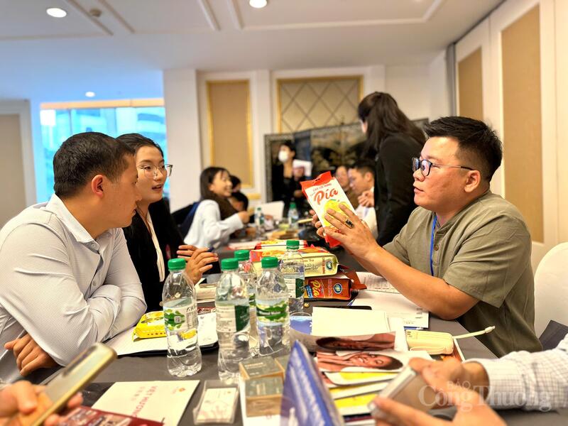 Ông Trần Ngọc Thế đang trao đổi với đối tác về sản phẩm của công ty