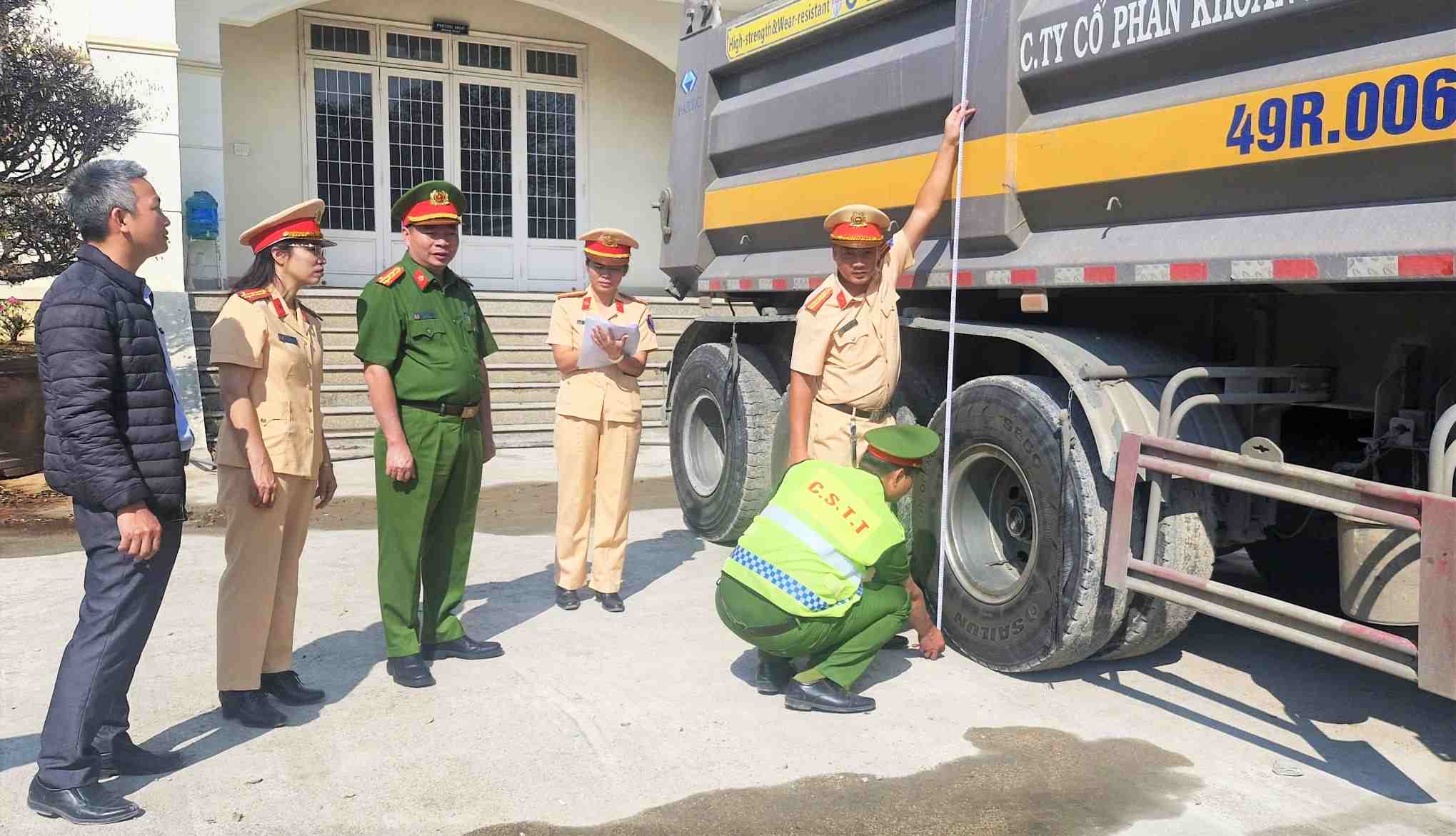 Lực lượng chức năng kiểm tra một số phương tiện tại Công ty cổ phần Khoáng sản và VLXD Lâm Đồng. Ảnh: Phòng CSGT Công an Lâm Đồng