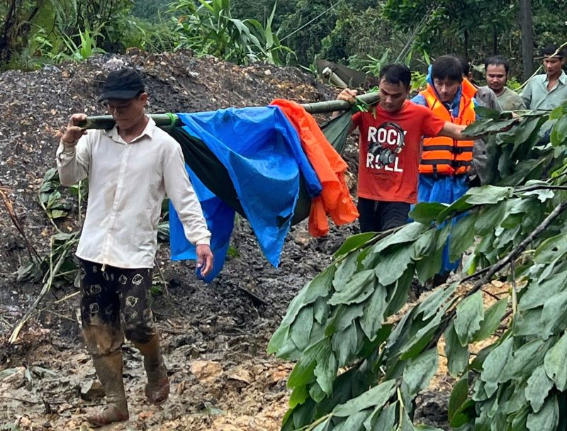 Đồng bào vùng cao khiêng võng đưa người gặp nạn đi cấp cứu do sạt lở nghiêm trọng cuối năm 2025. Ảnh: Nhóm PV