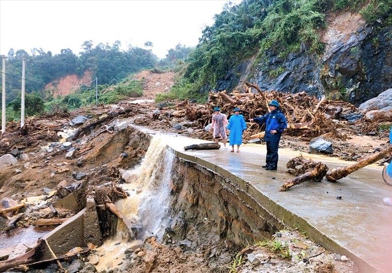 Giao thông lên các xã miền núi Phước Thành, Phước Lộc cũ tan hoang sau đợt mưa lũ, sạt lở tháng 10.2020. Ảnh: Long Phúc