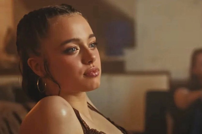 Con gái của Angelina Jolie và Brad Pitt xuất hiện trong MV Kpop