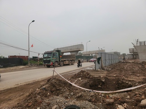 Công trường rào chắn cẩu thả tiềm ẩn nguy cơ mất an toàn. Ảnh: Minh Hạnh