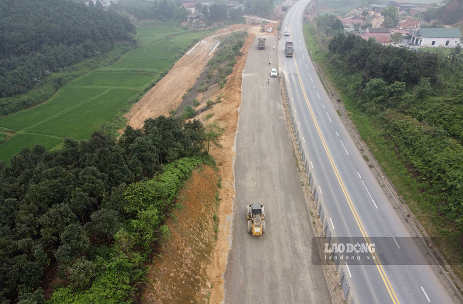 Dự án mở rộng cao tốc Nội Bài – Lào Cai có tổng chiều dài 121km, tổng mức đầu tư gần 7.700 tỉ đồng. Ảnh: Hà Thắng