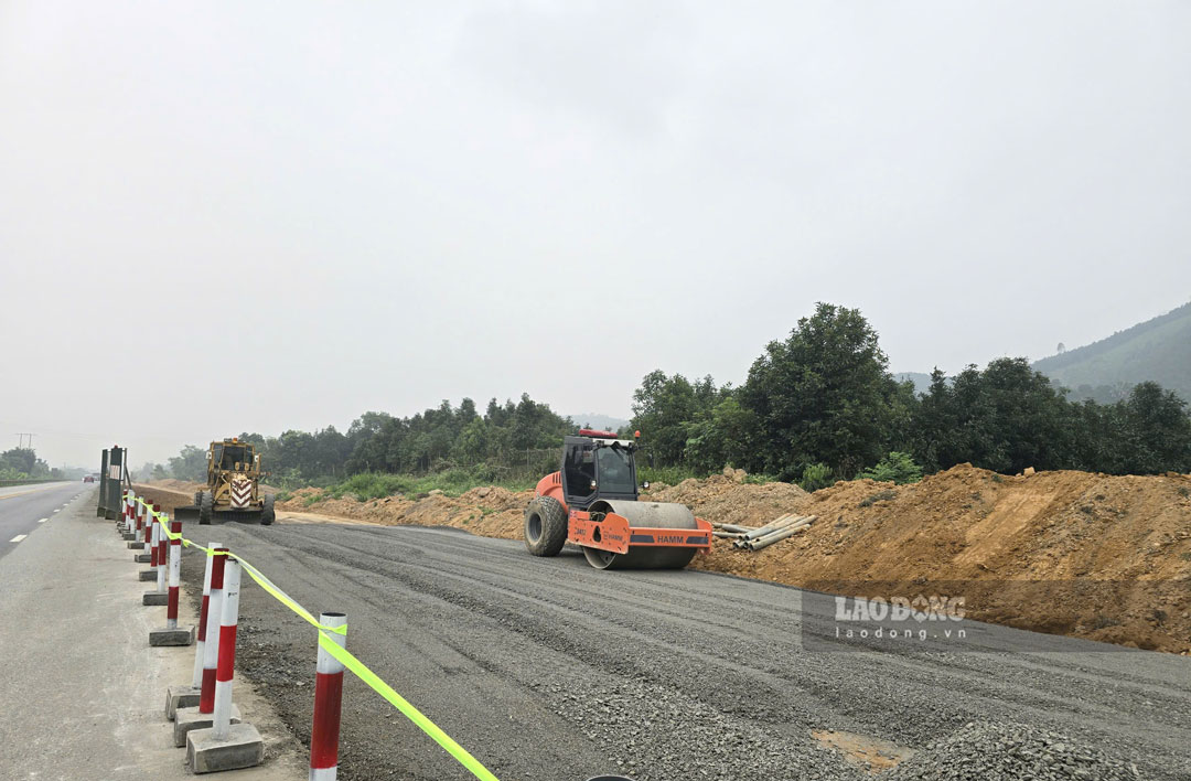 Nhiều đoạn nền đường thẳng tắp đã được phủ lớp nhựa đầu tiên. Ảnh: Duy Dũng