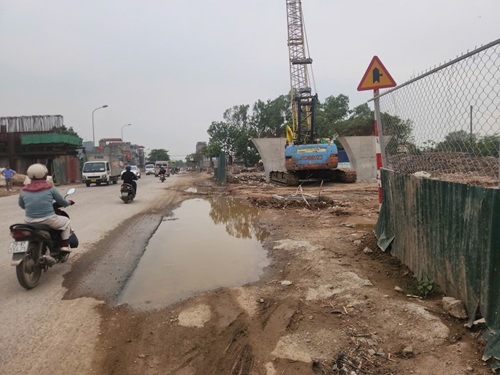 Những vũng bùn lớn chiếm gần hết 1/2 diện tích mặt đường QL6. Ảnh: Minh Hạnh