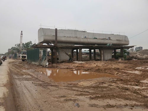 Bùn đất từ công trường tràn rà QL6. Ảnh: Minh Hạnh