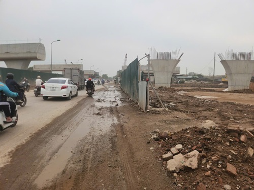 Đất đá từ công trường tràn ra đường gây bụi bẩn và trơn trượt cho người dân khi qua đây. Ảnh: Minh Hạnh