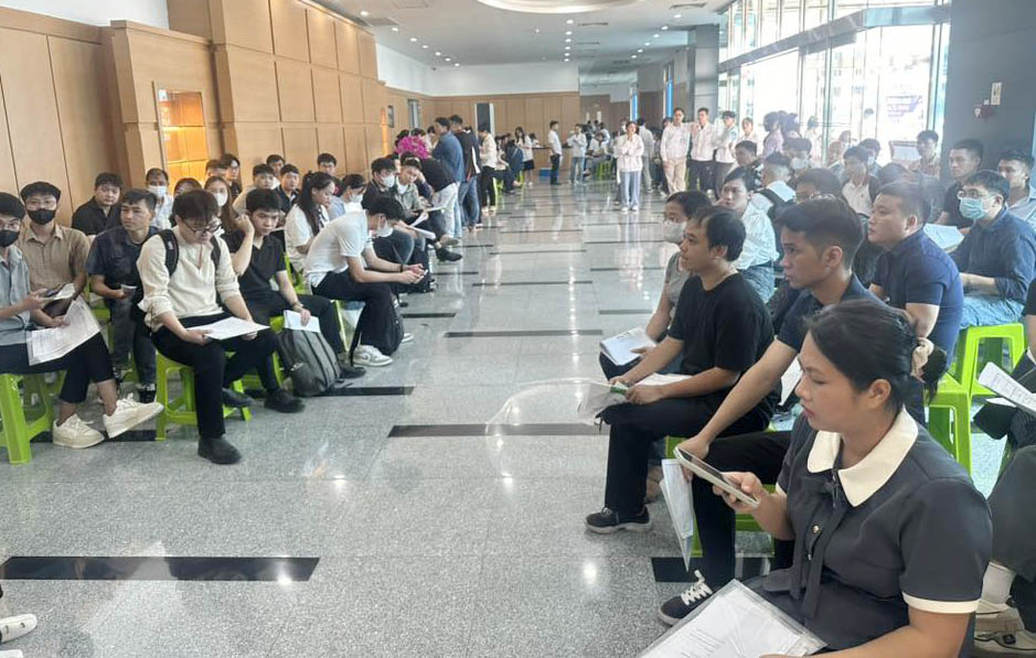 Nhiều người đăng ký làm việc tại công ty này. Ảnh: Minh Hương.