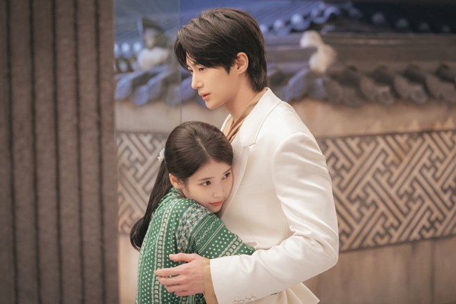 IU và Byeon Woo Seok tiết lộ hậu trường cảnh hôn trong phim Perfect crown