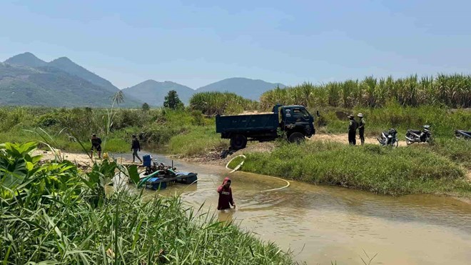 Công an bắt quả tang nhóm người bơm hút cát trái phép ở Khánh Hòa