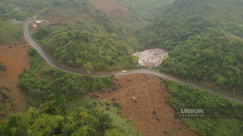 Bãi tập kết rác nằm ngay trên đường độc đáo dẫn vào khu du lịch Suối Giàng. Ảnh: Tân Văn