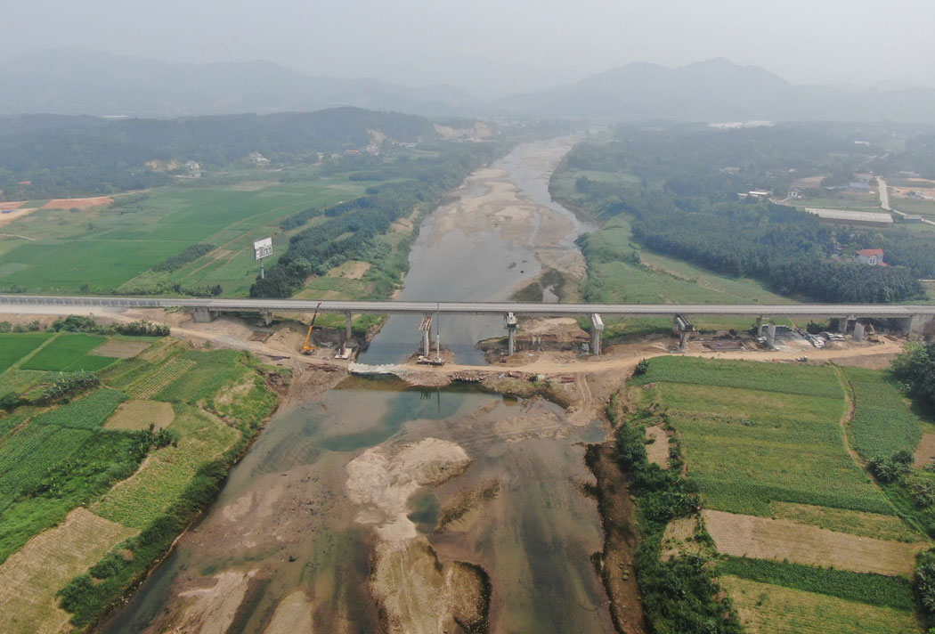 Công trường thi công cầu Ngòi Thia. Ảnh: Đinh Đại
