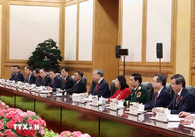 Tổng Bí thư, Chủ tịch nước Tô Lâm và thành viên Đoàn cấp cao Việt Nam tại cuộc hội đàm với Tổng Bí thư, Chủ tịch nước Trung Quốc Tập Cận Bình và Đoàn cấp cao Trung Quốc. (Ảnh: Thống Nhất/TTXVN)