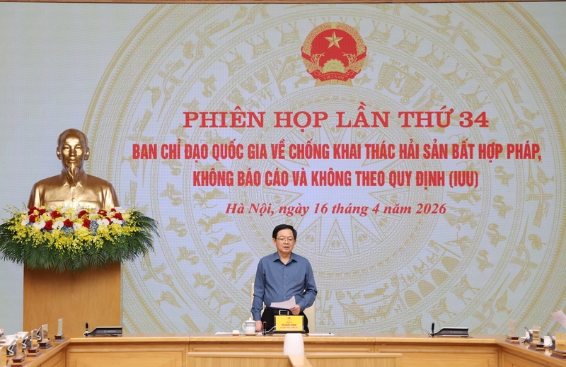 Phó Thủ tướng yêu cầu tập trung xử lý dứt điểm các tồn tại, đặc biệt là việc lắp đặt thiết bị giám sát hành trình, kiểm soát tàu ra vào cảng, truy xuất nguồn gốc và xử phạt vi phạm. Ảnh: VGP/Gia Huy