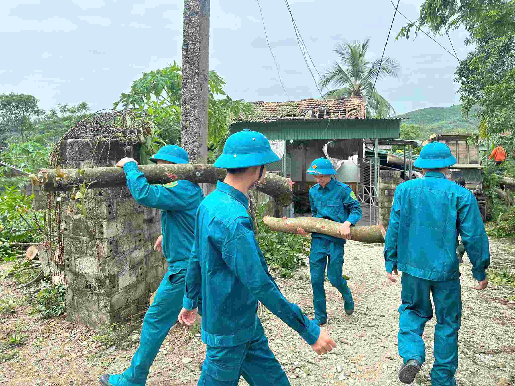 Lực lượng chức năng hỗ trợ người dân khắc phục hậu quả thiên tai. Ảnh: Ngọc Anh.