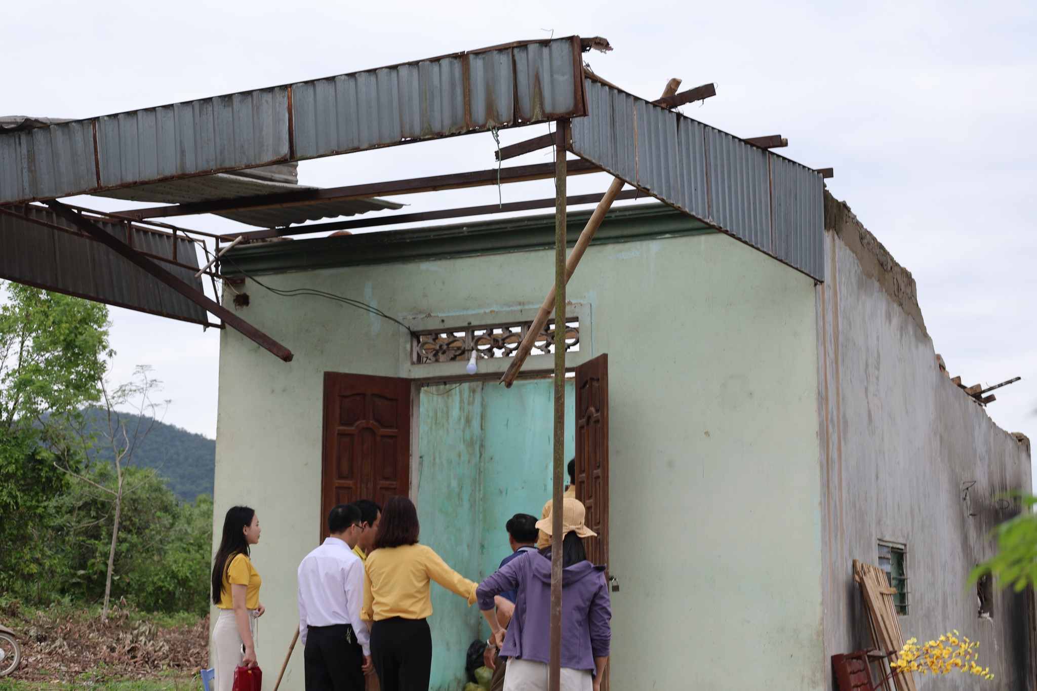 Một căn nhà dân bị tốc mái nghiêm trọng sau trận dông lốc kéo dài trong đêm. Ảnh: