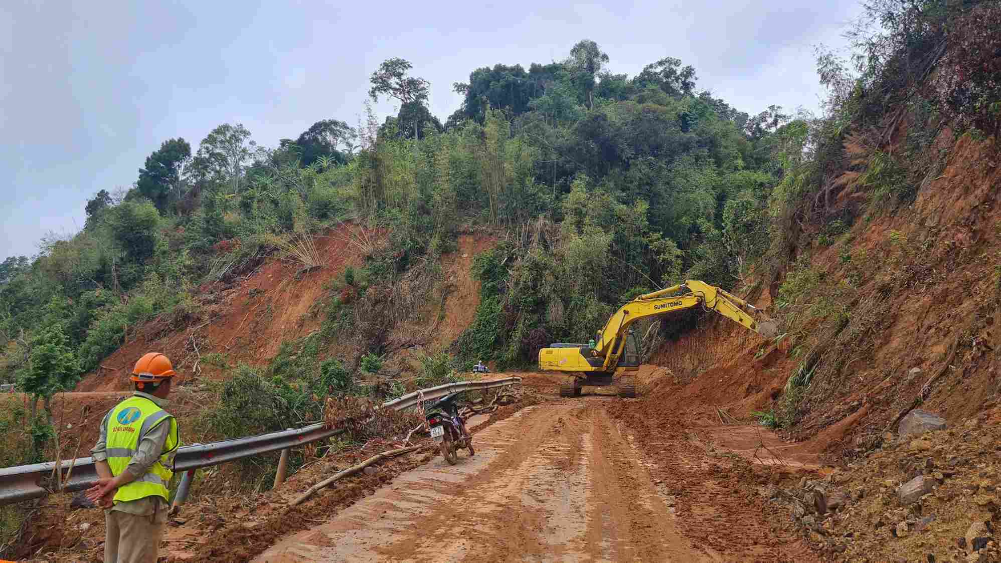 Các lực lượng đang khẩn trương khắc phục các điểm sạt lở trên đèo Gia Bắc. Ảnh: Phúc Khánh
