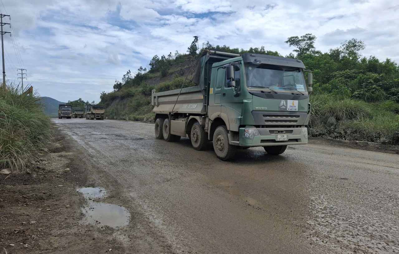 Đường Lê Duẩn xuống cấp, trời nắng mà nhầy nhụa bùn. Ảnh: Trần Tuấn