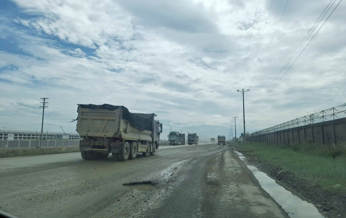 Rất nhiều xe tải lưu thông qua lại trên đường Nguyễn Trãi. Ảnh: Trần Tuấn