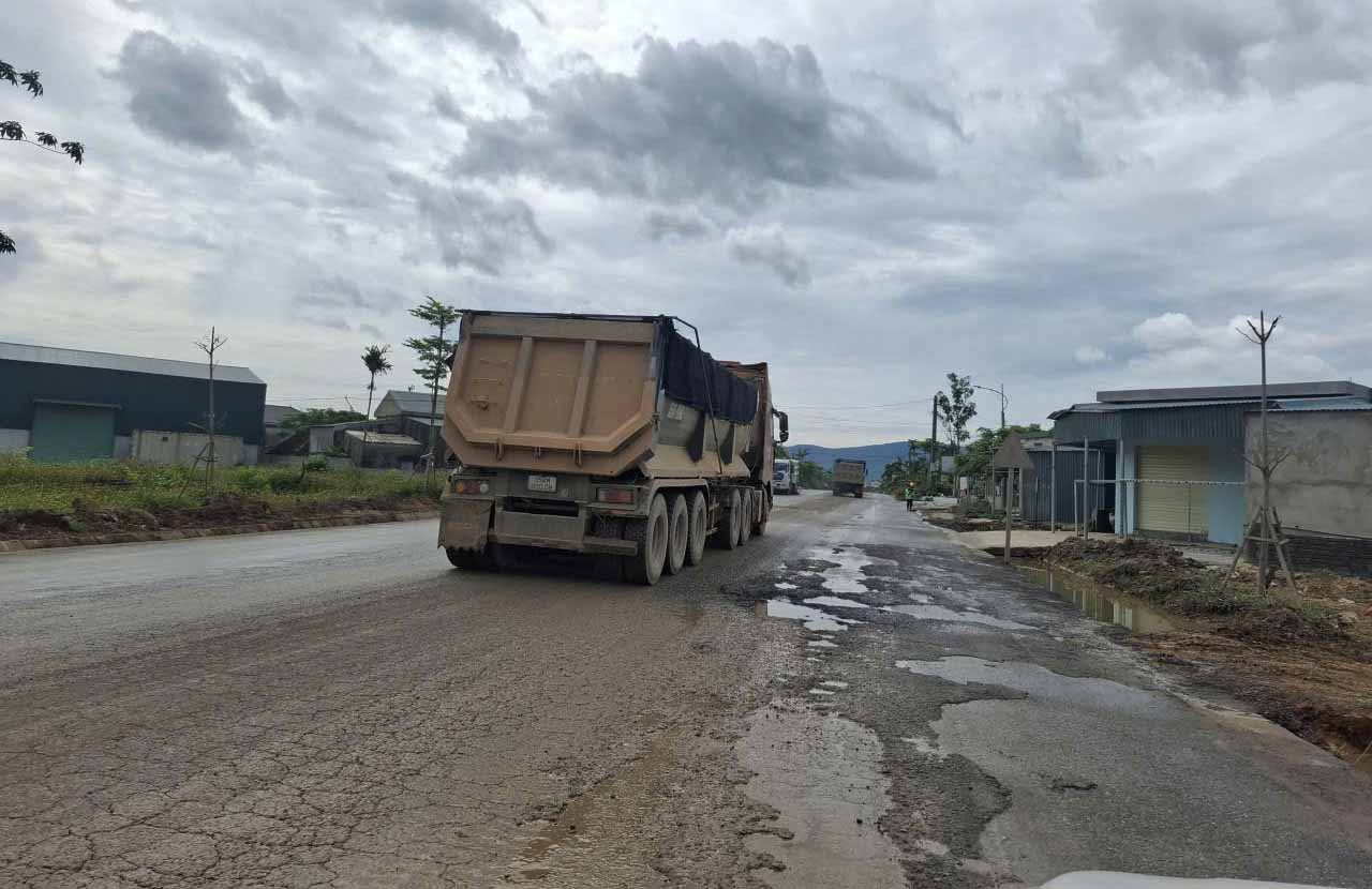 Đường Hà Huy Tập bong tróc loang lỗ. Ảnh: Trần Tuấn